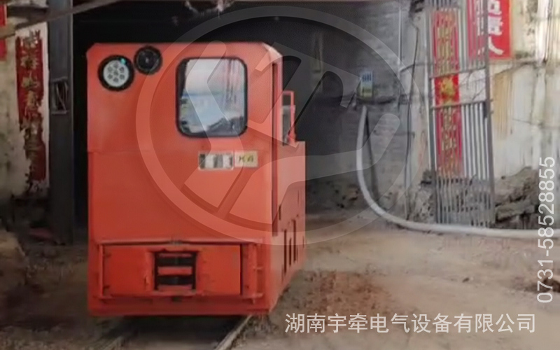 10噸架線式電機(jī)車(chē)礦山運(yùn)行視頻.jpg